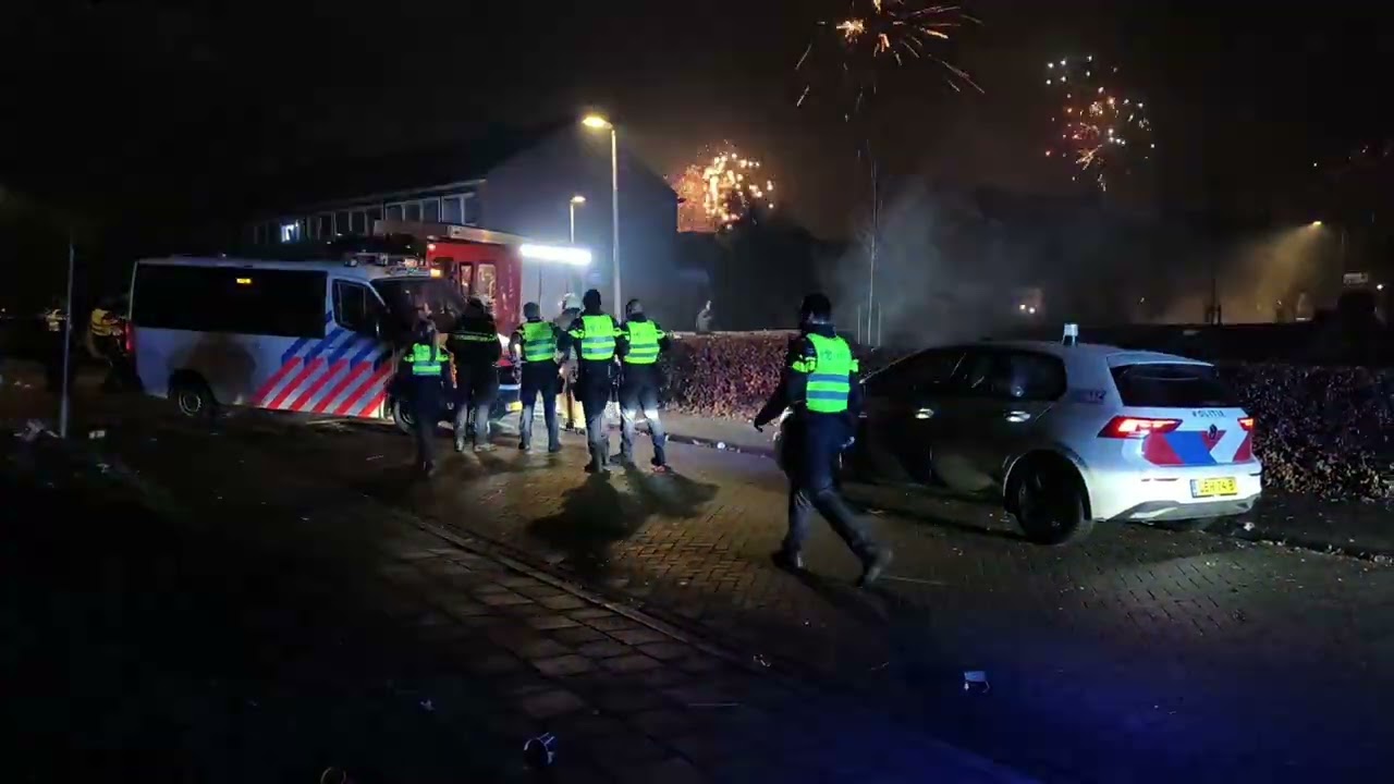 Brandweermannen moeten rennen voor zwaar vuurwerk in Drachten - ME ingezet