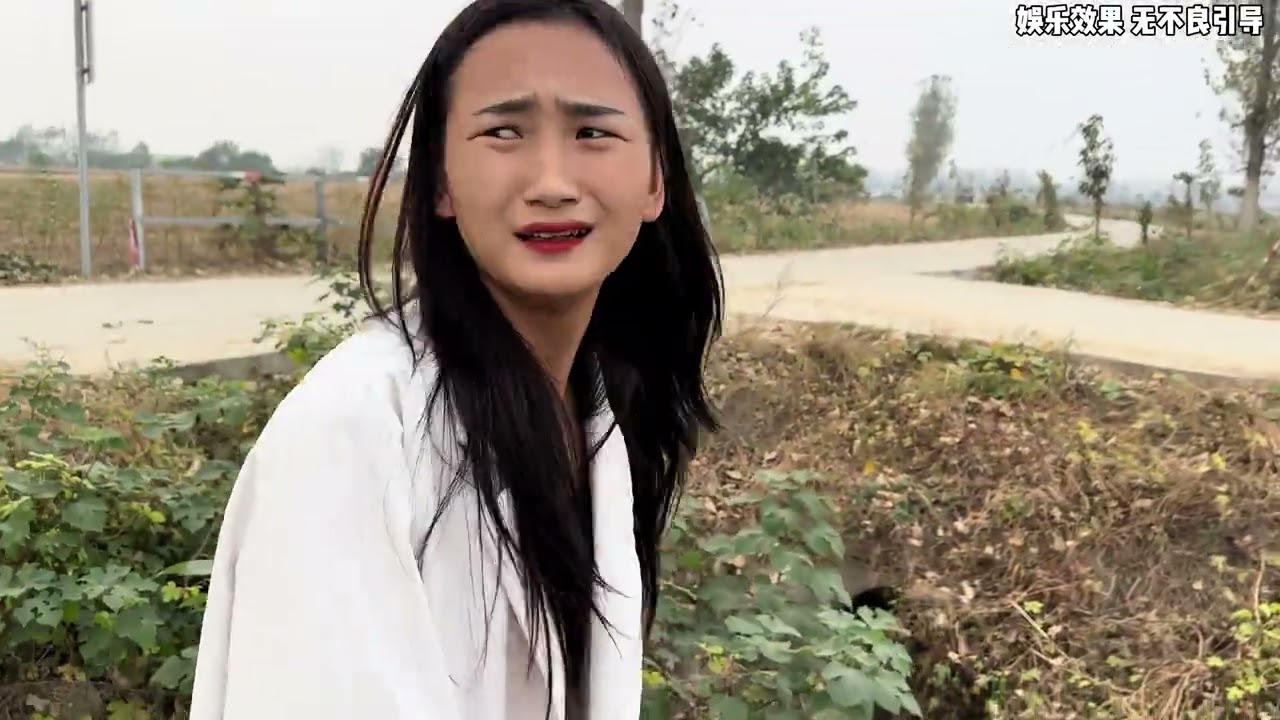 媳妇半路要上厕所憋不住了、竟然尿车里了、阿龙气的火冒三丈