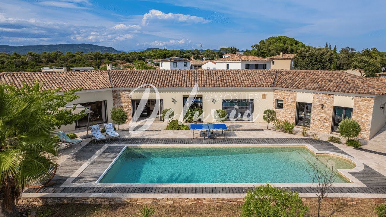 Villa moderne de plain-pied avec vue sur le Rocher et grande piscine à Roquebrune-sur-Argens.