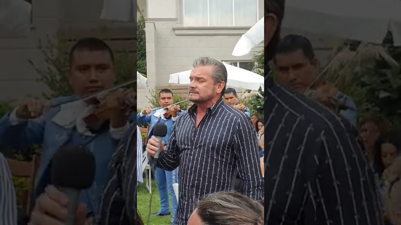 Sergio Basáñez cantándonos al oído. Que guardadito se lo tenía