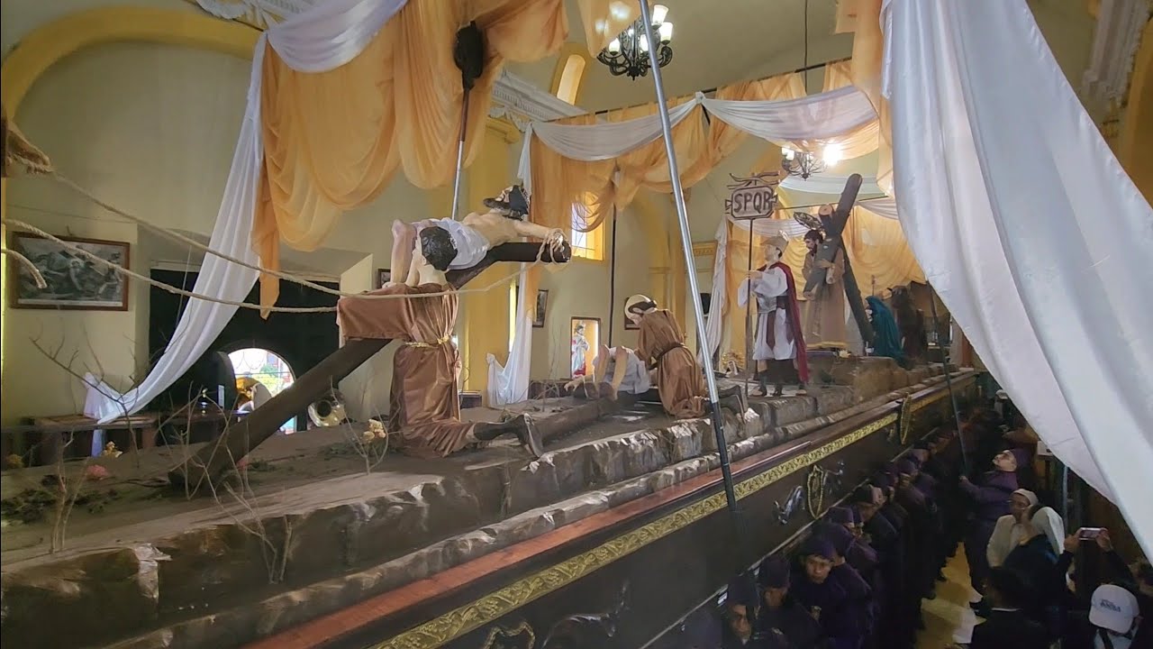 Salida de la C. I. de Jesús Nazareno de San Juan de Dios Viernes Santo Xela 2025