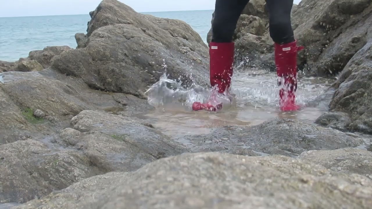 dans les flaques de rochers avec mes bottes (puddles wellies red hunter