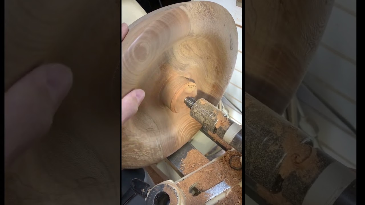 Tournage sur bois: grand plat creux en platane avec maille.