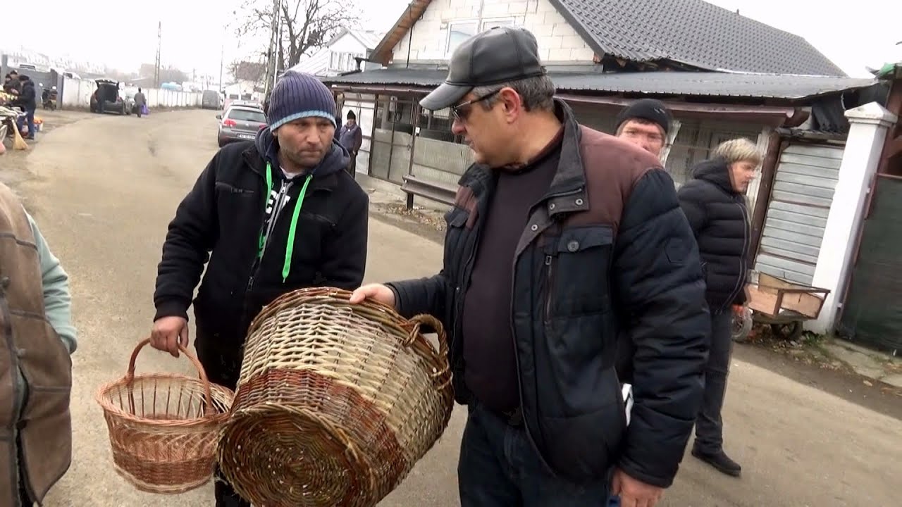 Măturoaie, chimire, efecte militare, coșuri - În oborul Humulești cu Lucian G. (Tg.Neamț, România)