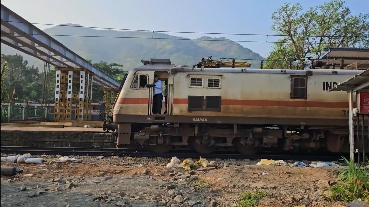 22105 Indrayani Express at Khandala