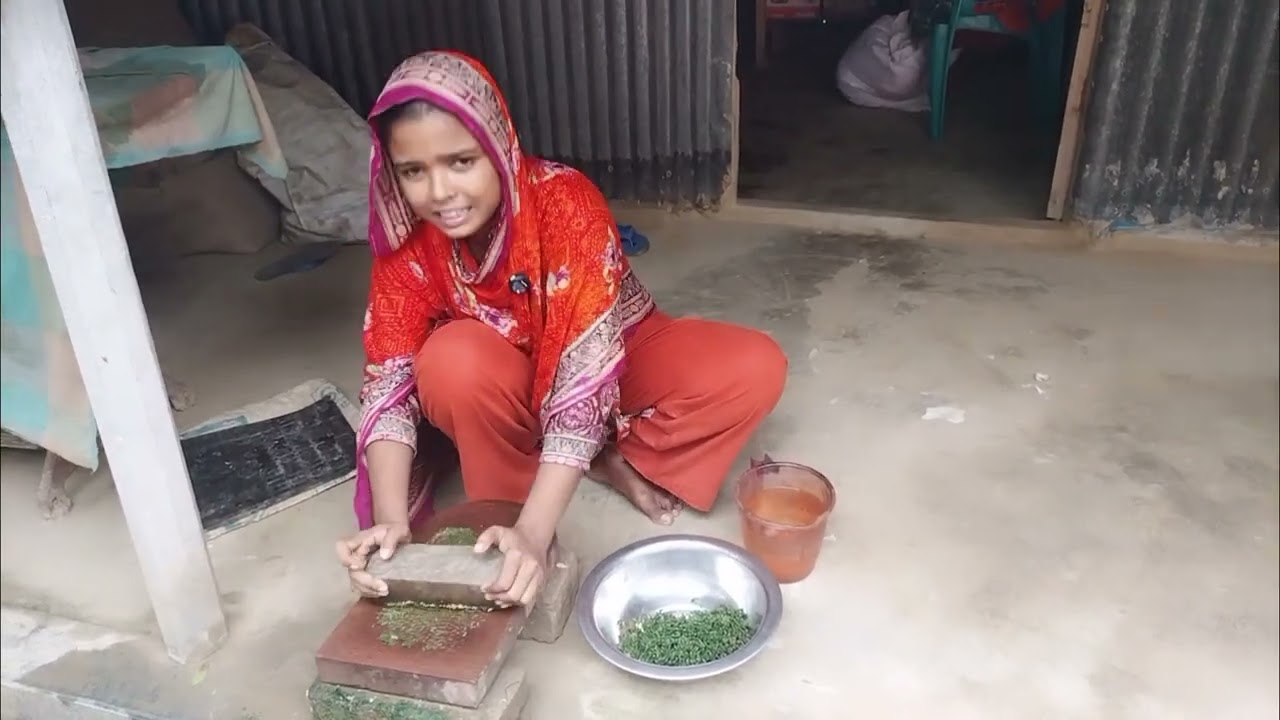 সজনে পাতার ভর্তার স্বাদই আলাদা/"There's something special about the taste of drumstick leaf mash."