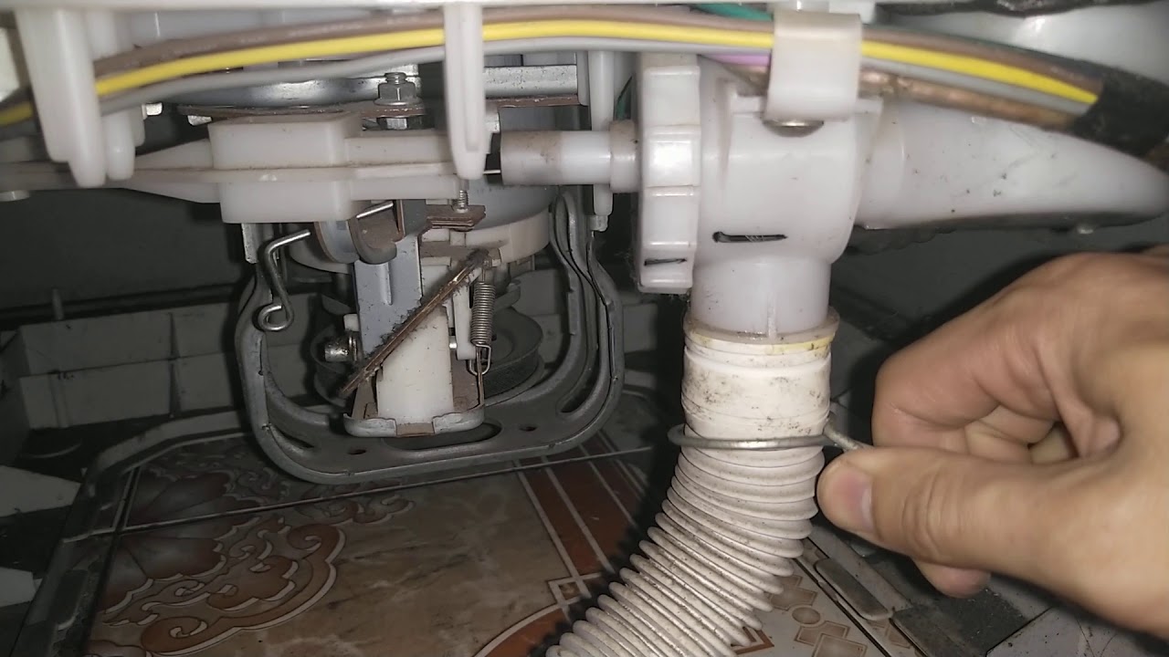 Cách sửa máy giặt cứ chảy nước xả ra bên dưới mà không dừng
