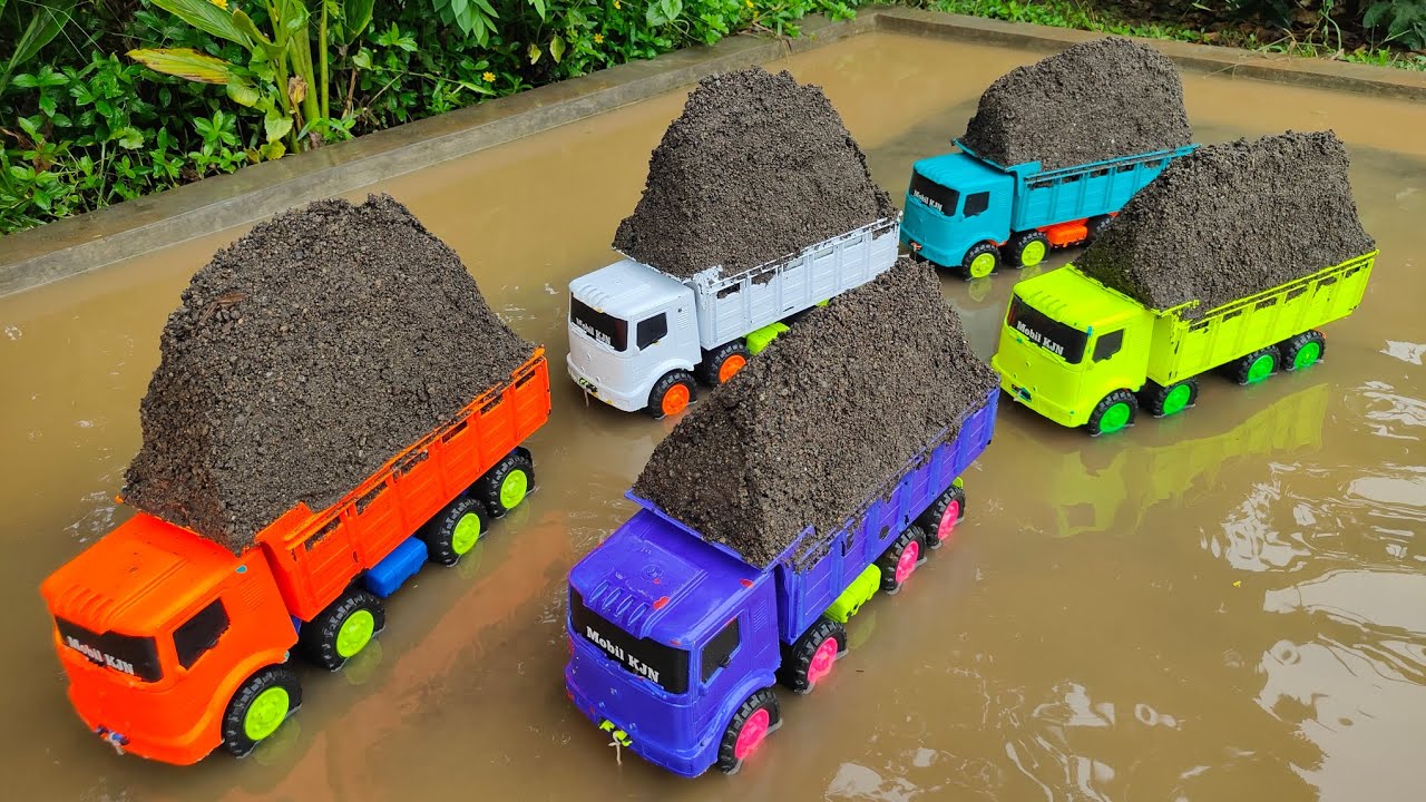 Membersihkan Truk Tronton Pasir Dan Menemukan Mobil Mobilan, Truk Molen, Tayo, Beko, Damkar, Crane