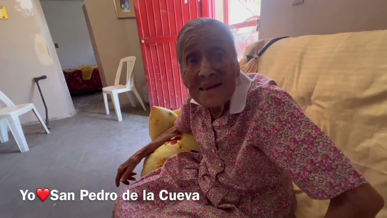 Do&ntilde;a Coyo recibe $1000 pesos por Cuquita de Hermosillo.