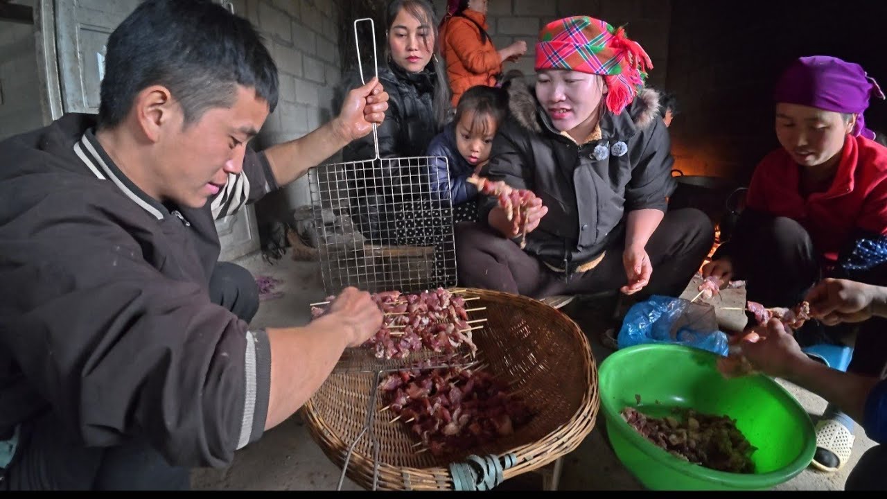 Vợ Chồng Em Nô Mổ Con Lợn Hơn 50kg Chuẩn BỊ Tết Sớm Mời Cả Làng | MỶ VLOG |  