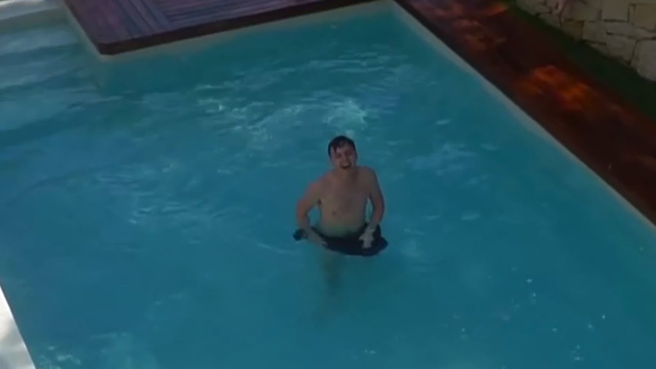 Robbie wordt in het zwembad gegooid