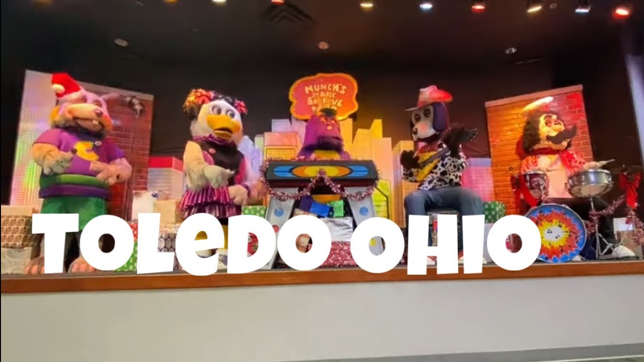 Up close and personal and performing with the Chuck E. Cheese bots at Toledo OHIO