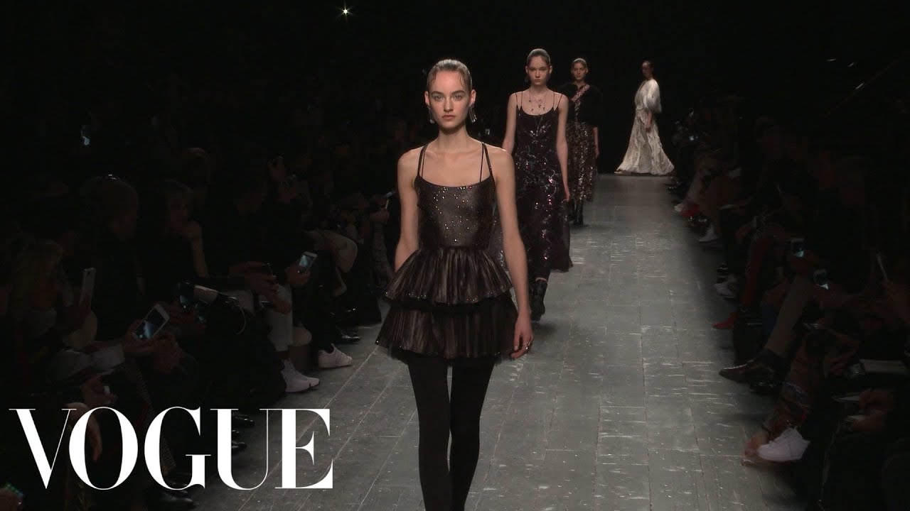 Valentino Fall 2016 Ready-to-Wear | Paris Fashion Week