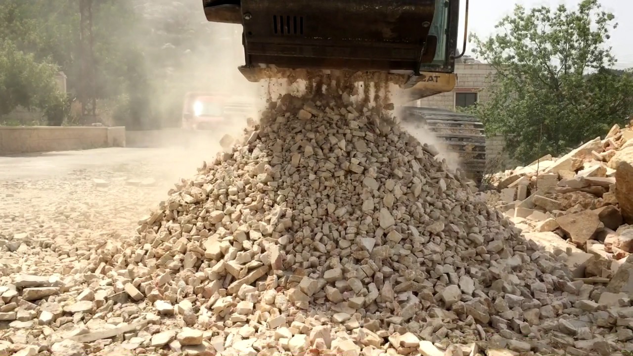 Recycling marble stones in Lebanon with the BF70.2 crusher bucket