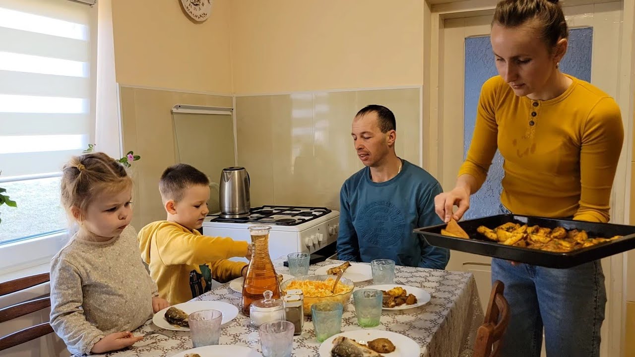 Насыщенный день в Карпатах: обновление террасы, рубка дров и семейный ужин.