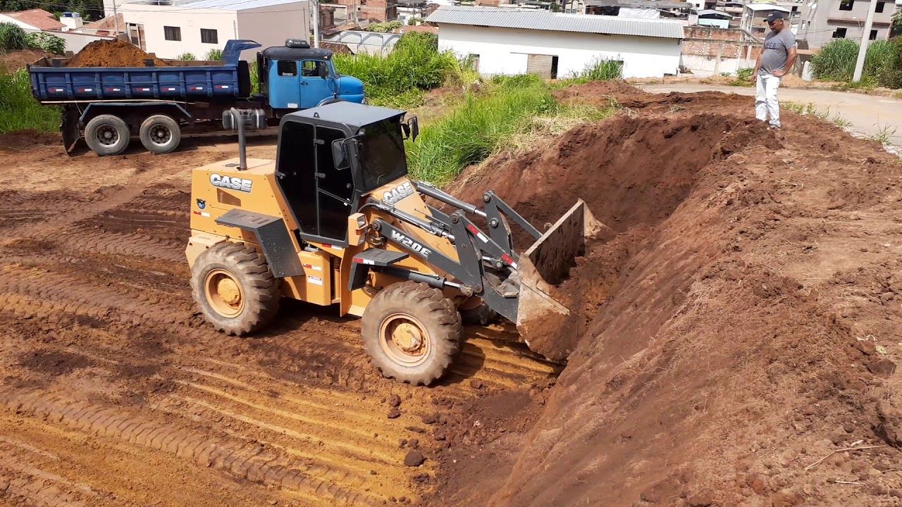 Pá carregadeira W20 cortando barranco na alta👍😎