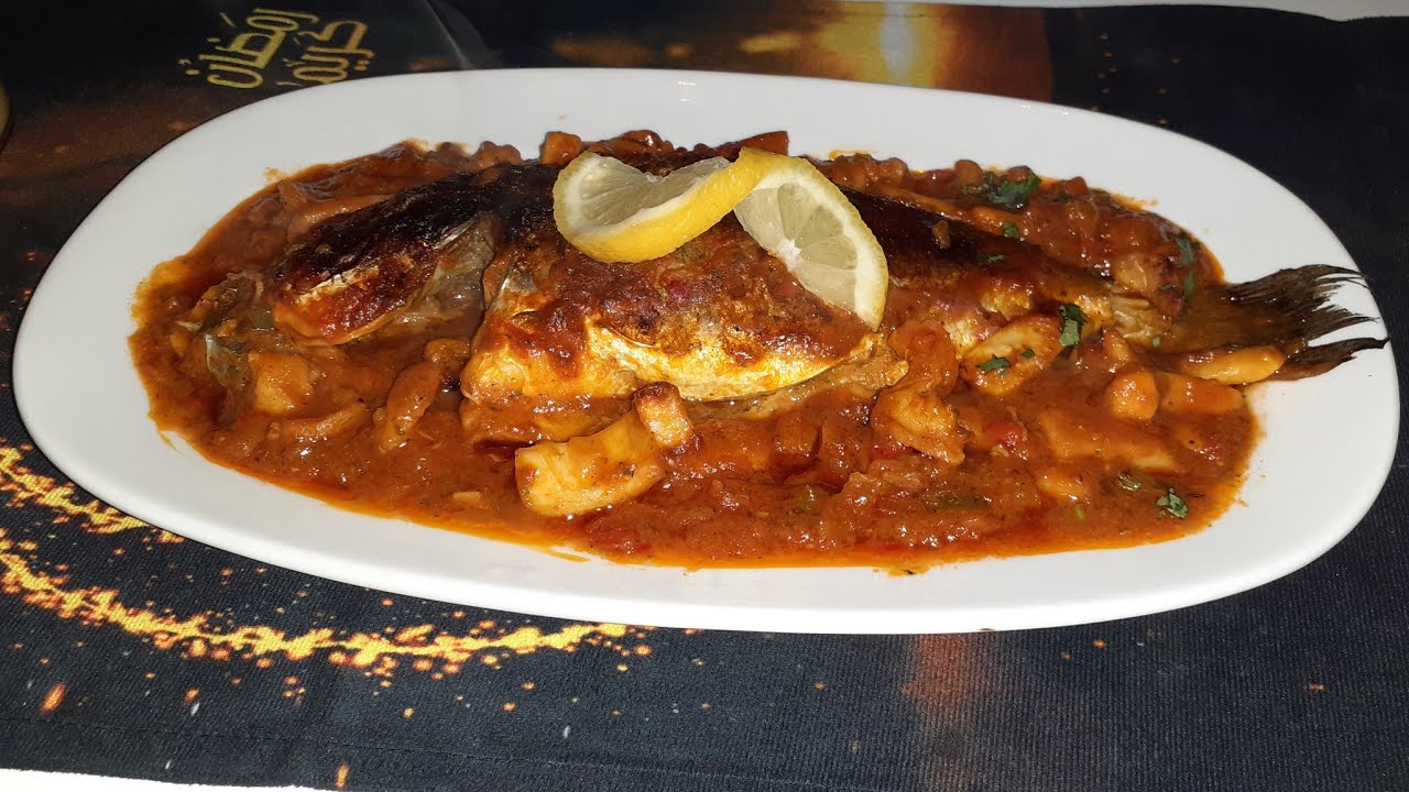 Dorada con salsa de tomate al horno 🐟سمك دوراد مع صلصة الطماطم في الفرن لذييييذة