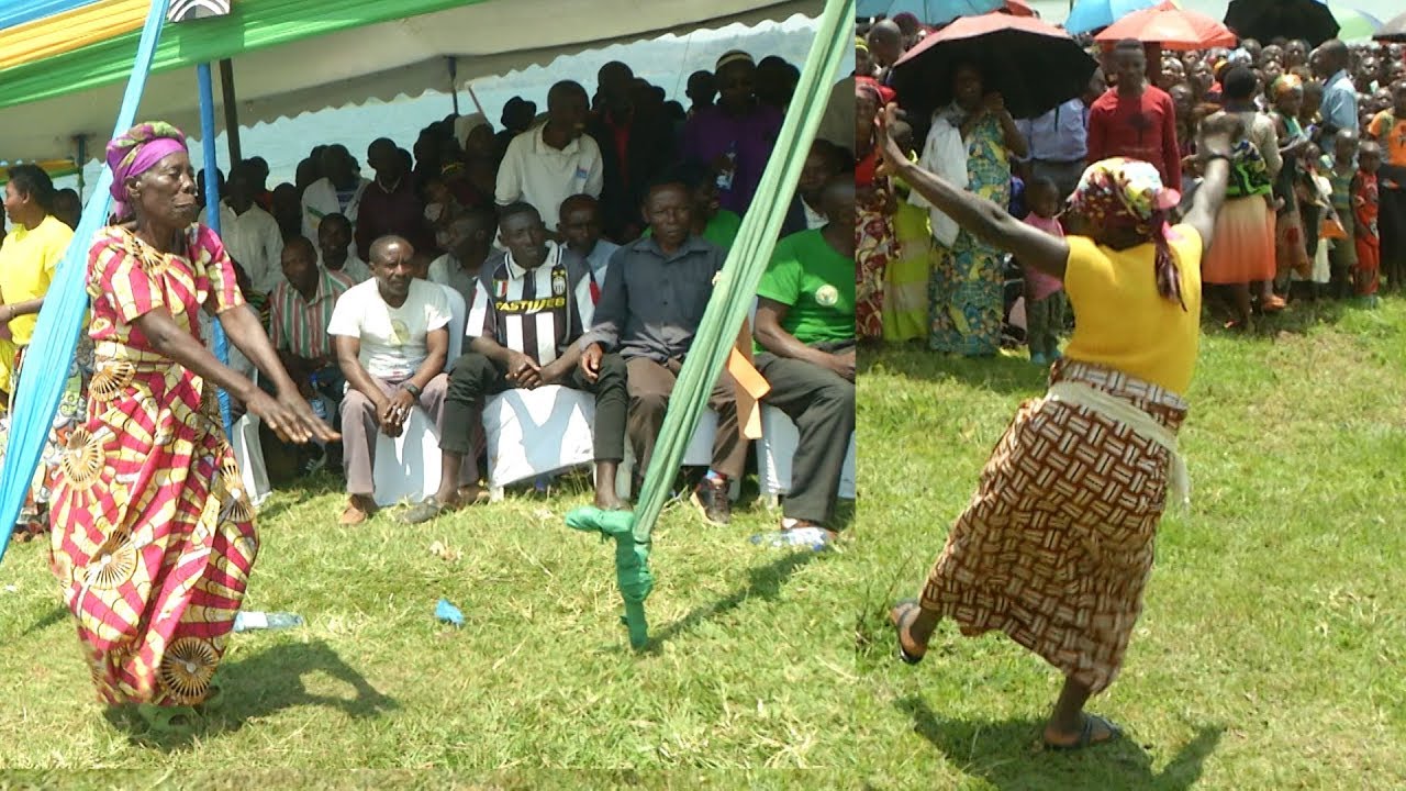 Abakecuru bo ku NKOMBO bakase umuziki abantu barumirwa. Bishimiye umuhanzi wabo Marshal Ujeku