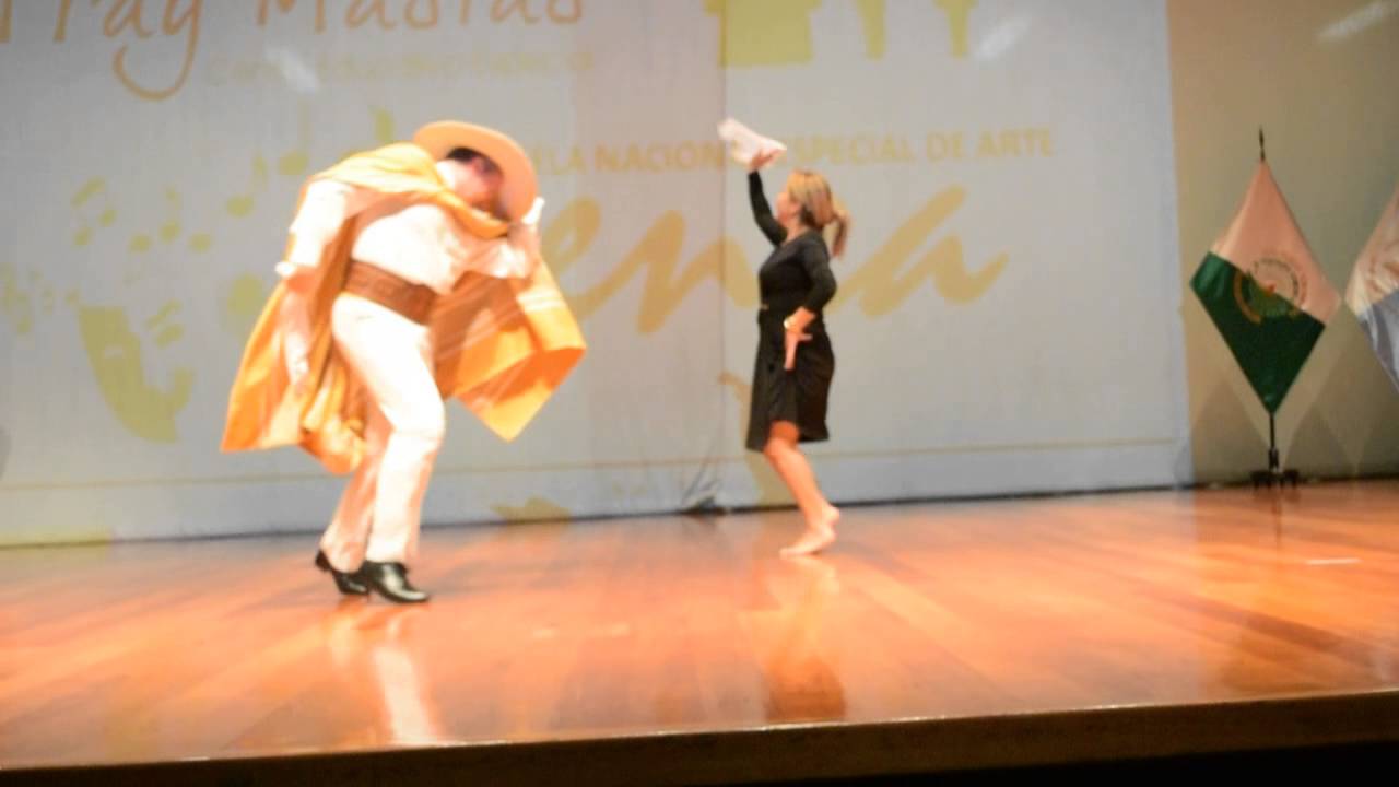BAILE DE NUESTRA DIRECTORA CON MAURICIO FERNANDINI