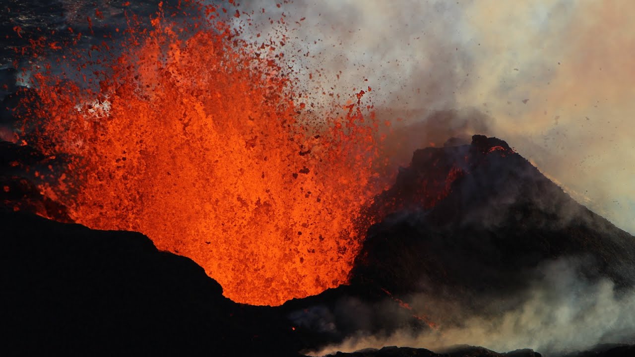 Most Incredible Videos of Mauna Loa's Eruption So Far