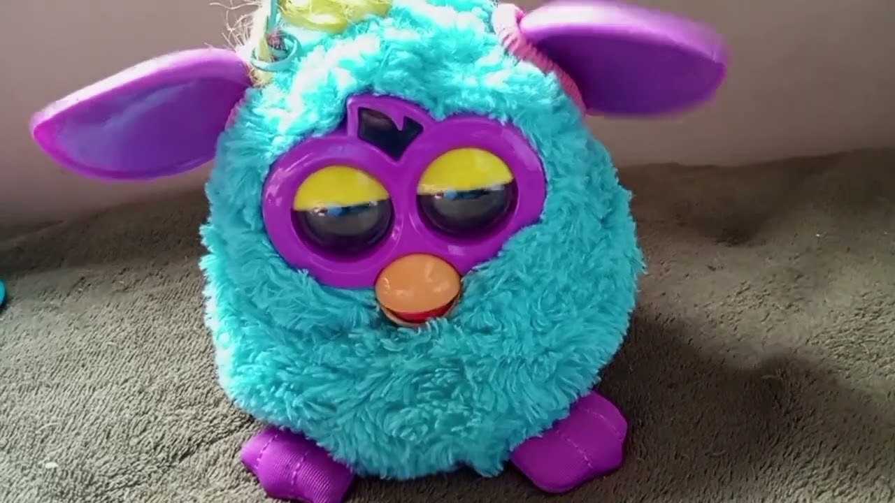Cuidando do meu Furby Lagoona de 2012 Francês e penteando o pelinho dele #furbyfandom #voiceeffects