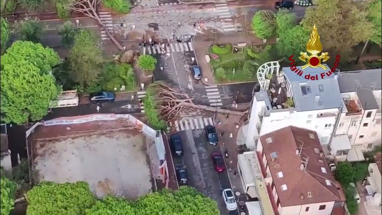 Maltempo, distruzione a Milano Marittima: le immagini dall'elicottero