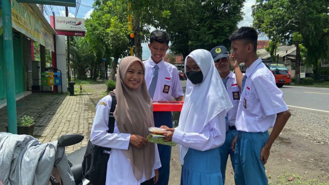 MELATIH KEMAMPUAN WIRAUSAHA SISWA SMK - Ranti Heri SMK5Jember