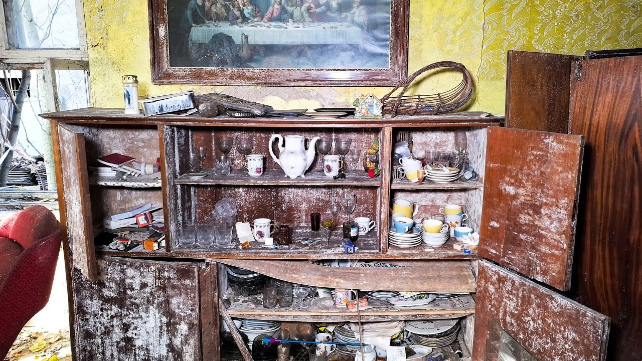 Opuszczony Polski dom z pełnym wyposażeniem  w środku są Pianina ,Biżuteria mnóstwo cennej porcelany