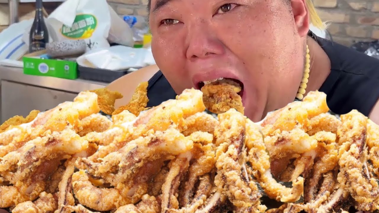 香到跺脚！猴哥做巨型轰炸大鱿鱼，比脸还大炸得金黄，酥脆喷香超解馋！【胖猴仔】