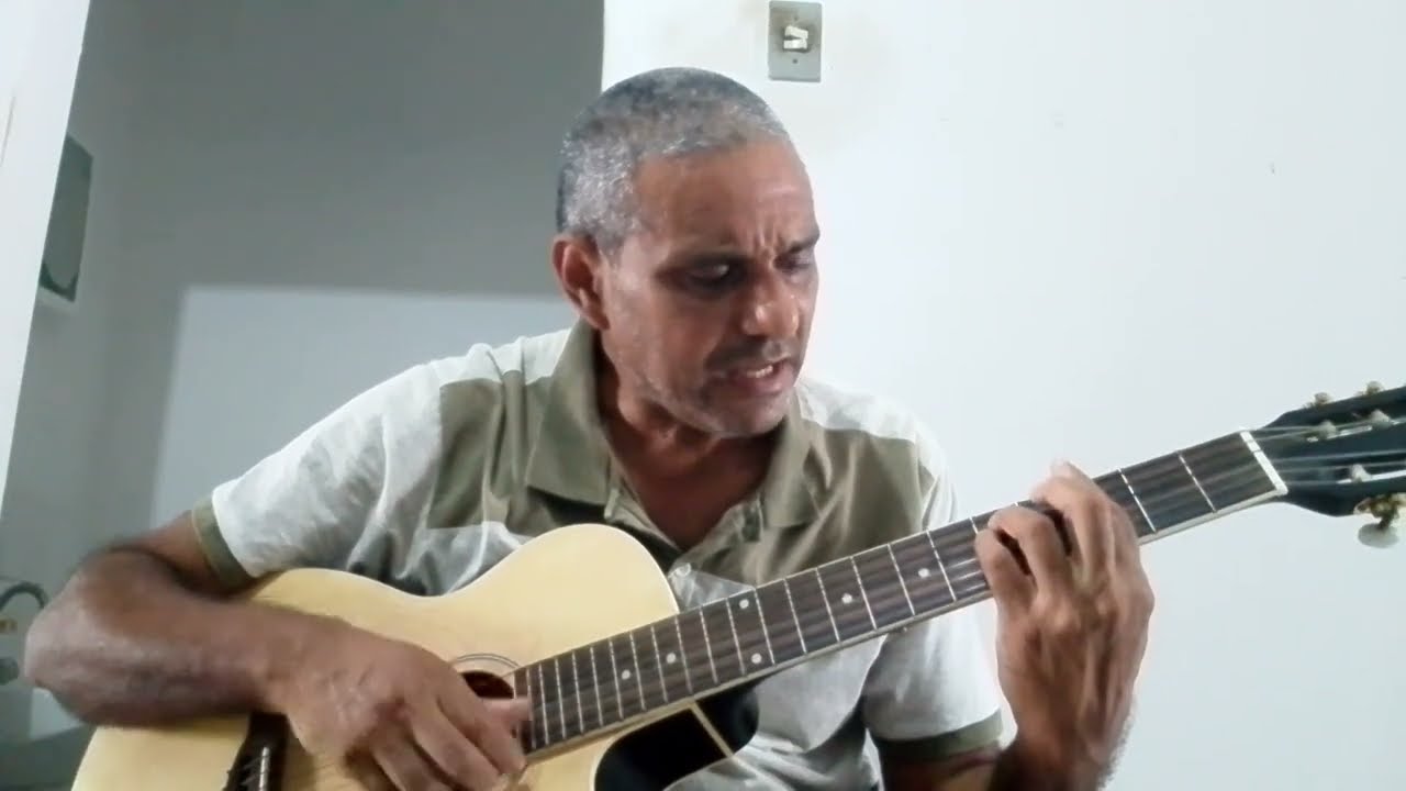 Walteir  canta acompanhado no seu violão cadeira de rodas , sucesso de Fernando Mendes com ia.