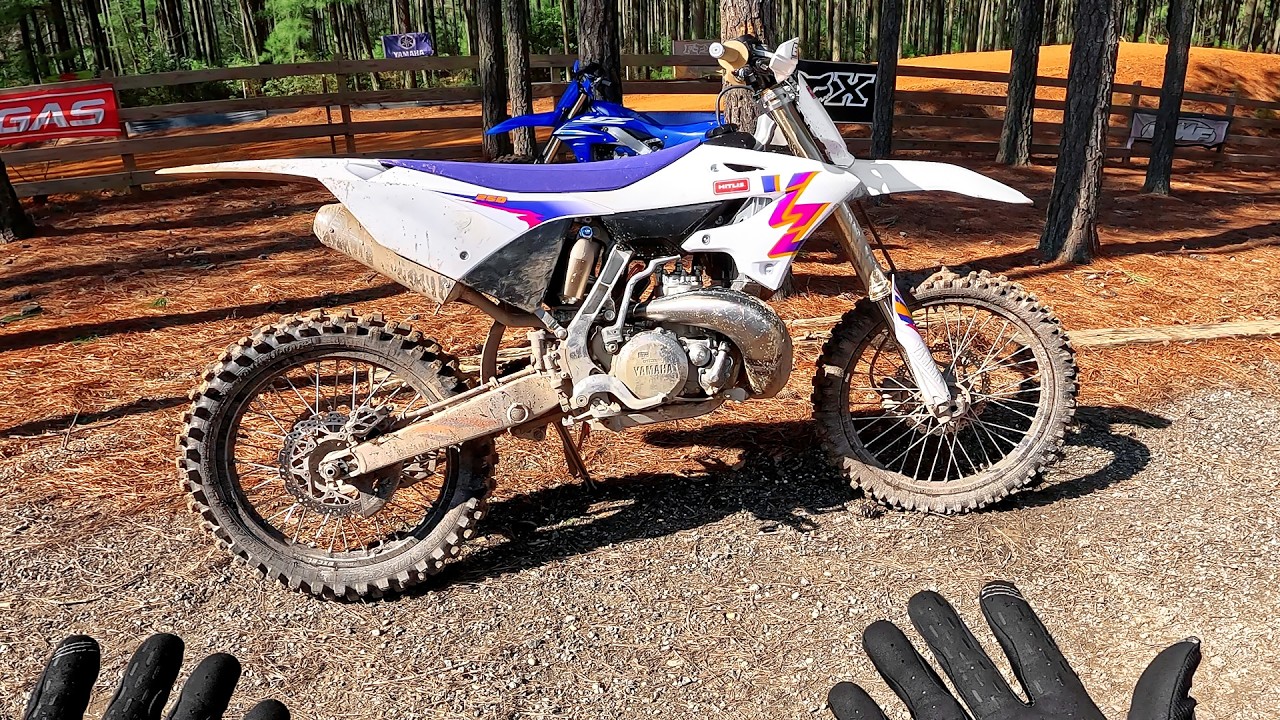 Двухтактный двигатель YZ250 удивительно быстрый и плавный.