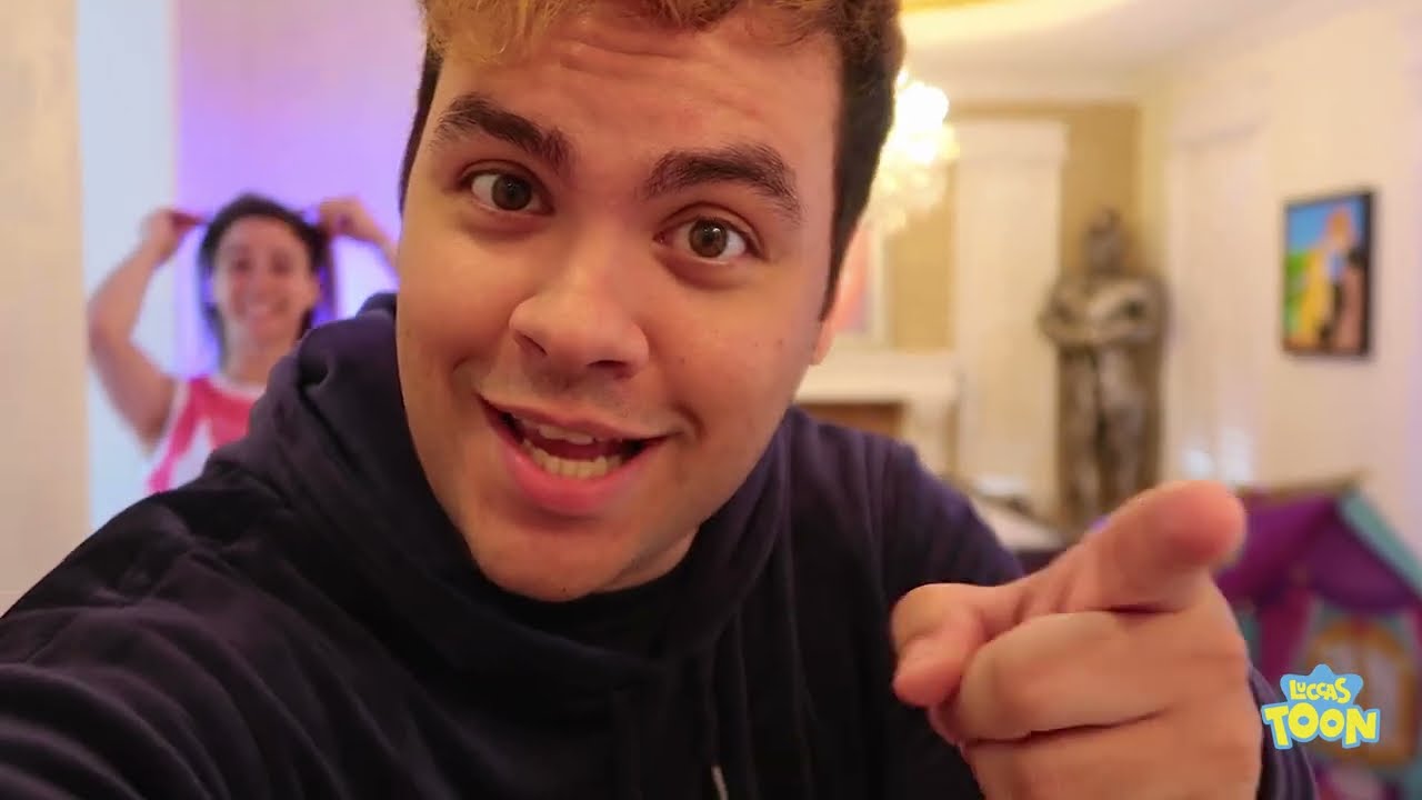 PIQUE ESCONDE NA MINHA CASA NA DISNEY !!!