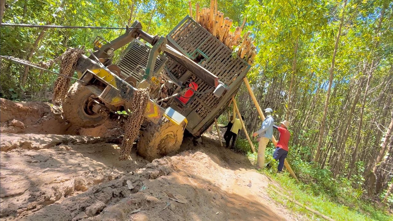 Truck carrying goods down the mountain in the rain #qúađẳnggcấp