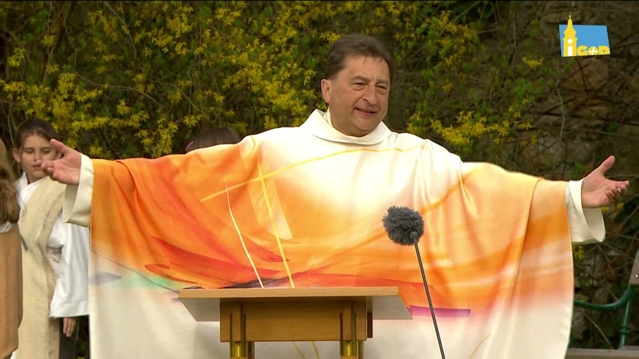 Frühlingsmesse unter Kirschblüten