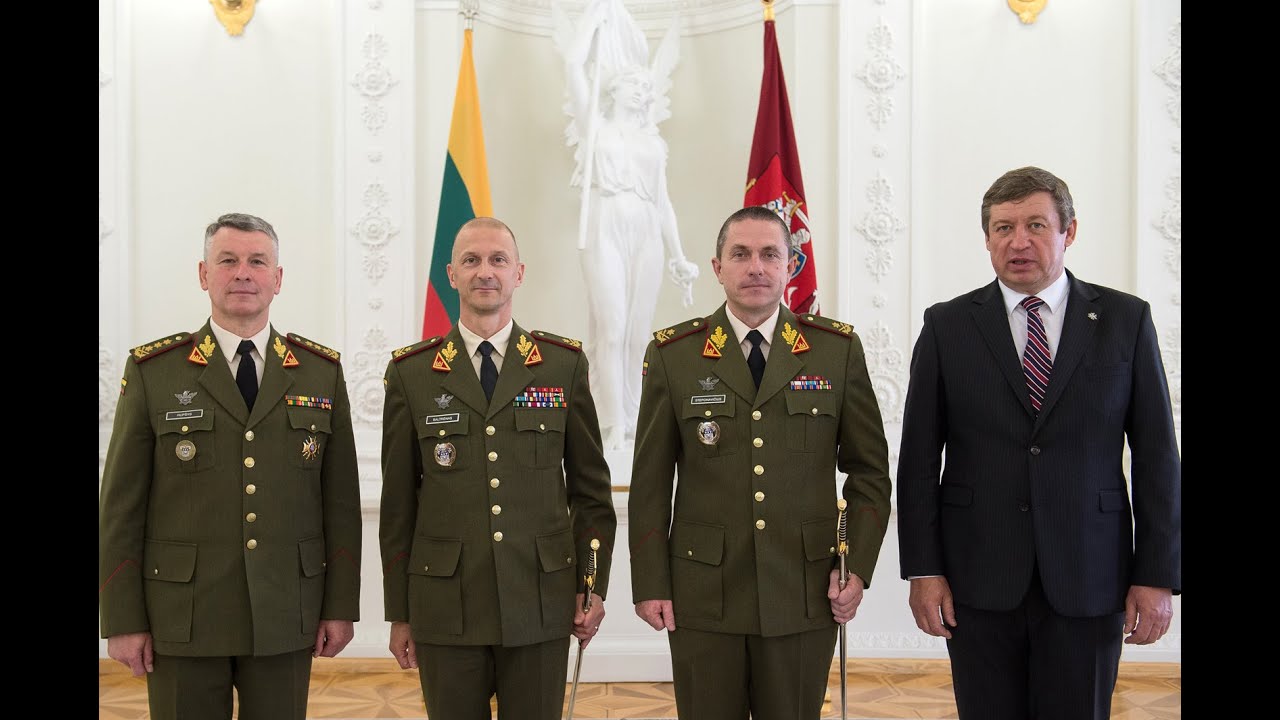 Prezidentas dviem karininkams suteikė generolo laipsnius