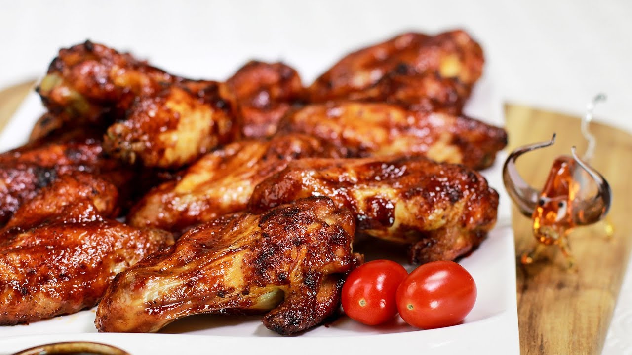 Knusprige CHICKEN WINGS mit Barbecue-Honig Marinade zum Super Bowl