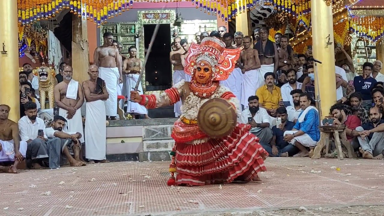 കുറ്റിക്കോൽ ശ്രീ തമ്പുരാട്ടി ഭഗവതി ക്ഷേത്രത്തിൽ പുലിക്കണ്ഠൻ തെയ്യത്തിന്റെ വെള്ളാട്ടം.