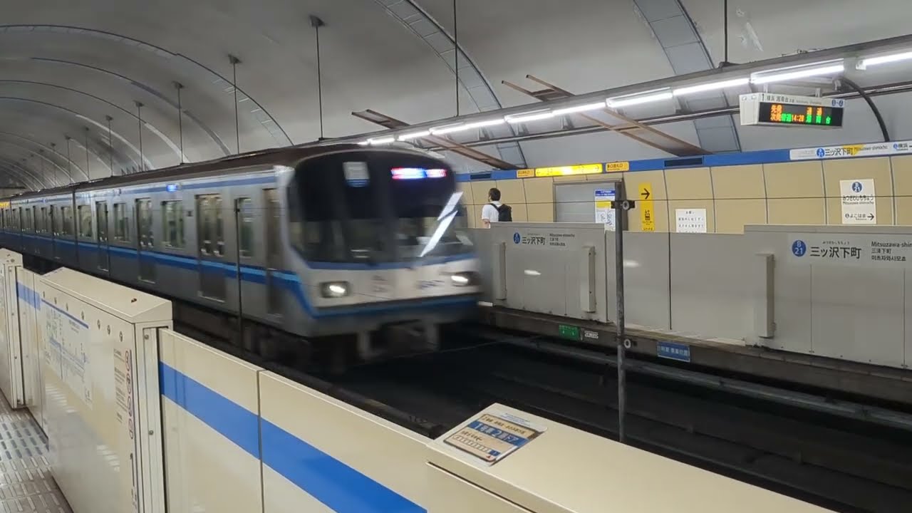 横浜市営地下鉄3000R形　快速湘南台行き　三ッ沢下町駅通過シーン