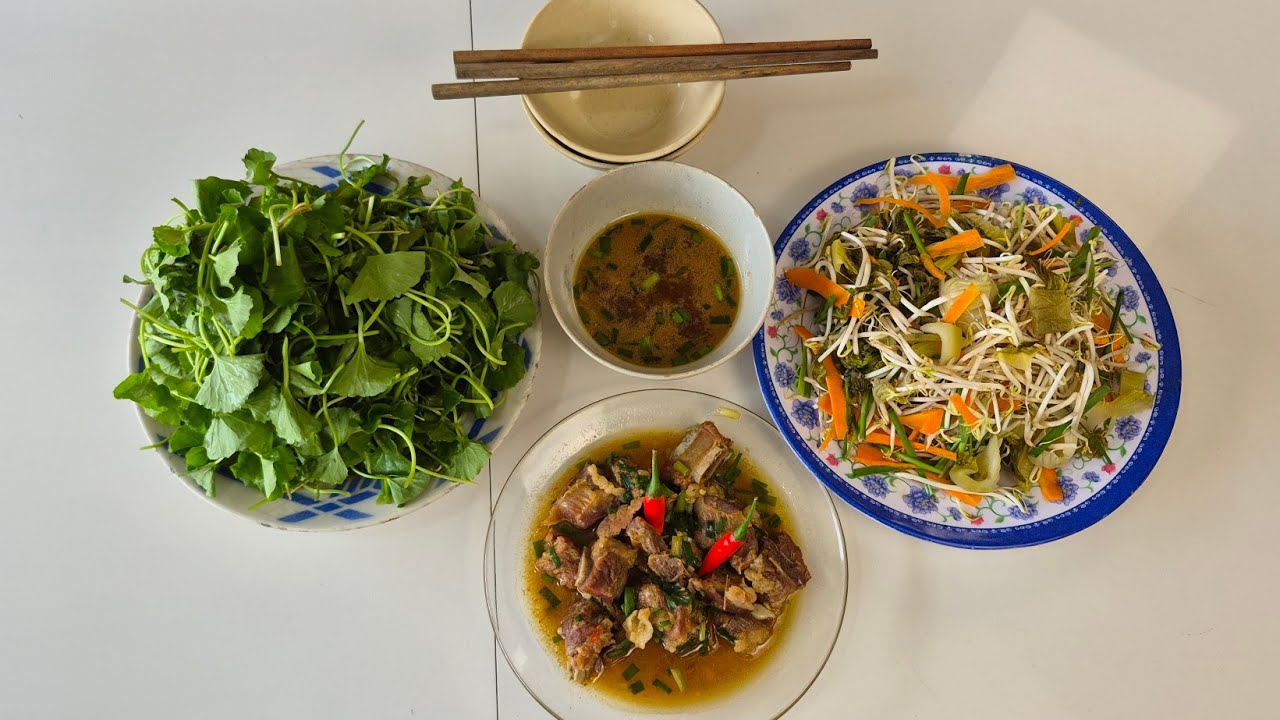  sườn non nạm heo kho ngót chấm dưa giá cải chua 