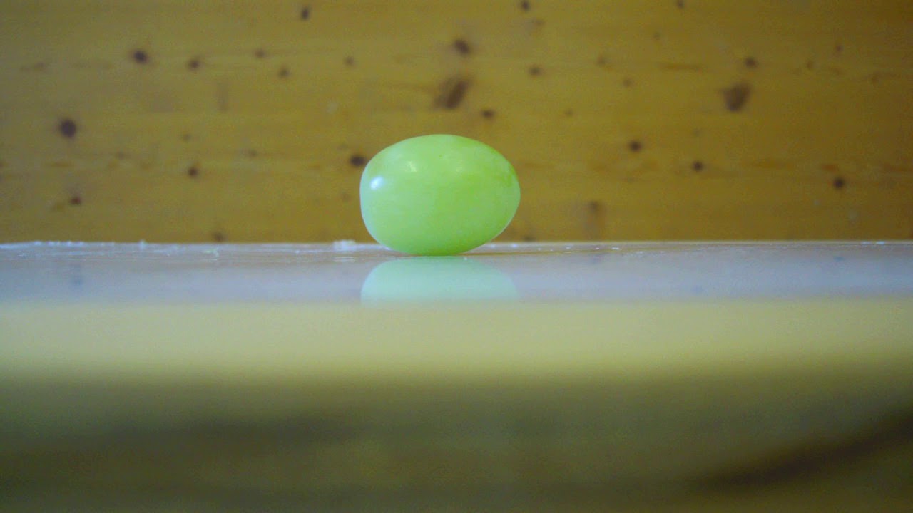 Test, wie flach wird eine Weintraube unter Sanita Clogs