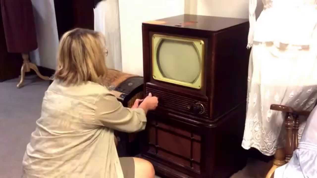 Vintage Philco Television Set 1949 Model # 50-T-1404 Exclusive built-in Aerial System.