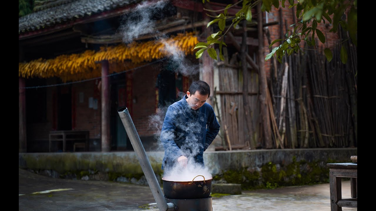 How do the Chinese make Honeydew Herbal Pei Pa Koa?  历经半年采药，集齐十味药材，终于做成川贝枇杷膏。