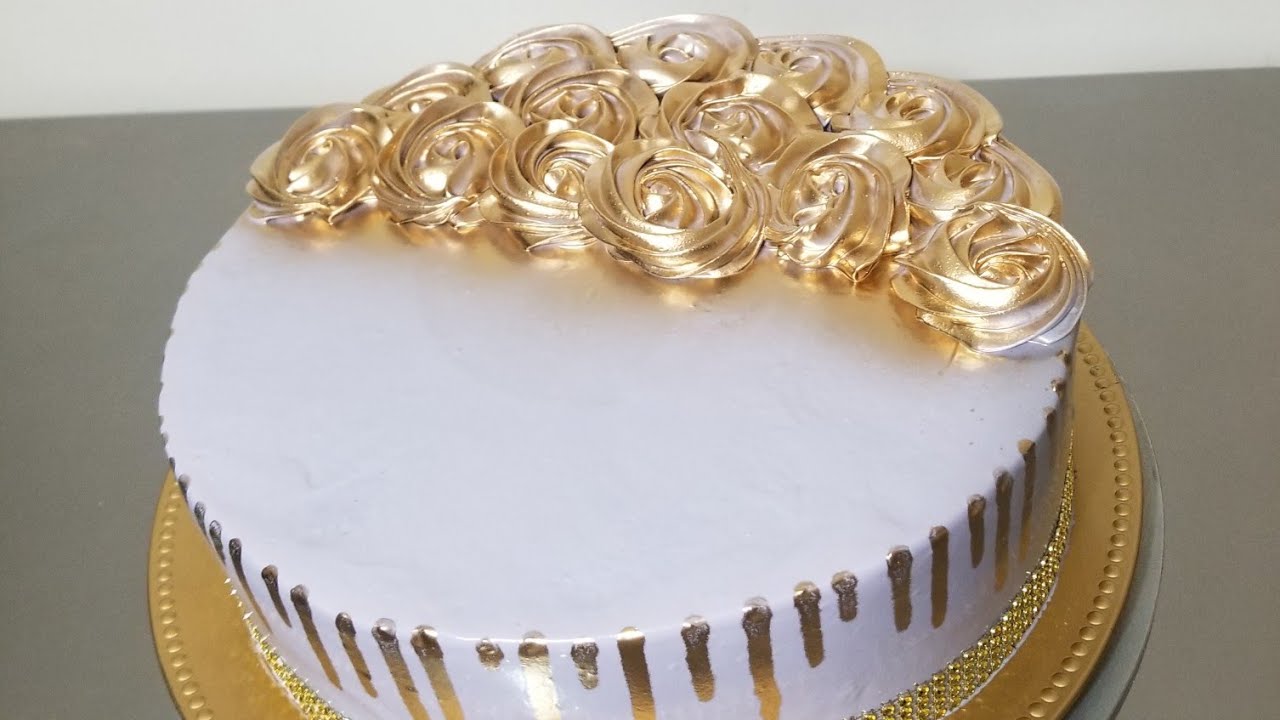 Decorando; pan esponja tres leches ,suspiro oro y gris  idea.