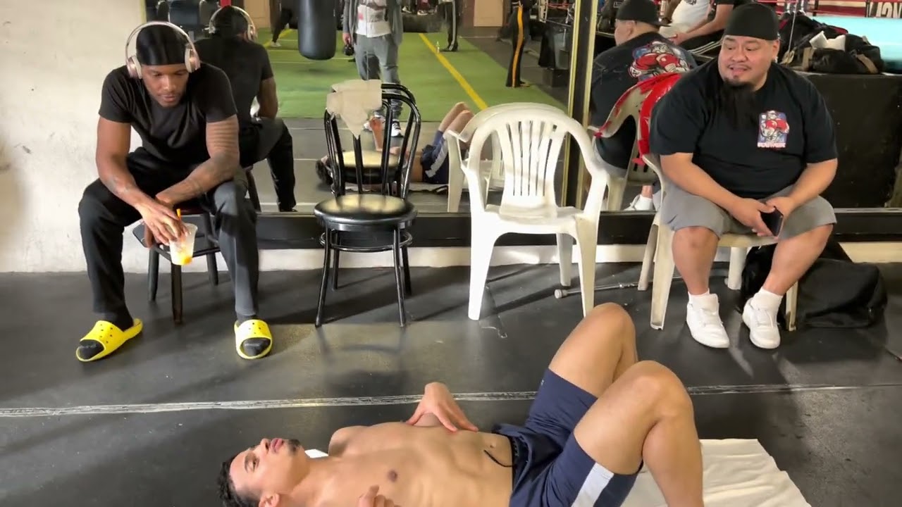 Rolly Romero reacts to Manny Pacquiao doing 3000 sit ups a day | esnews boxing