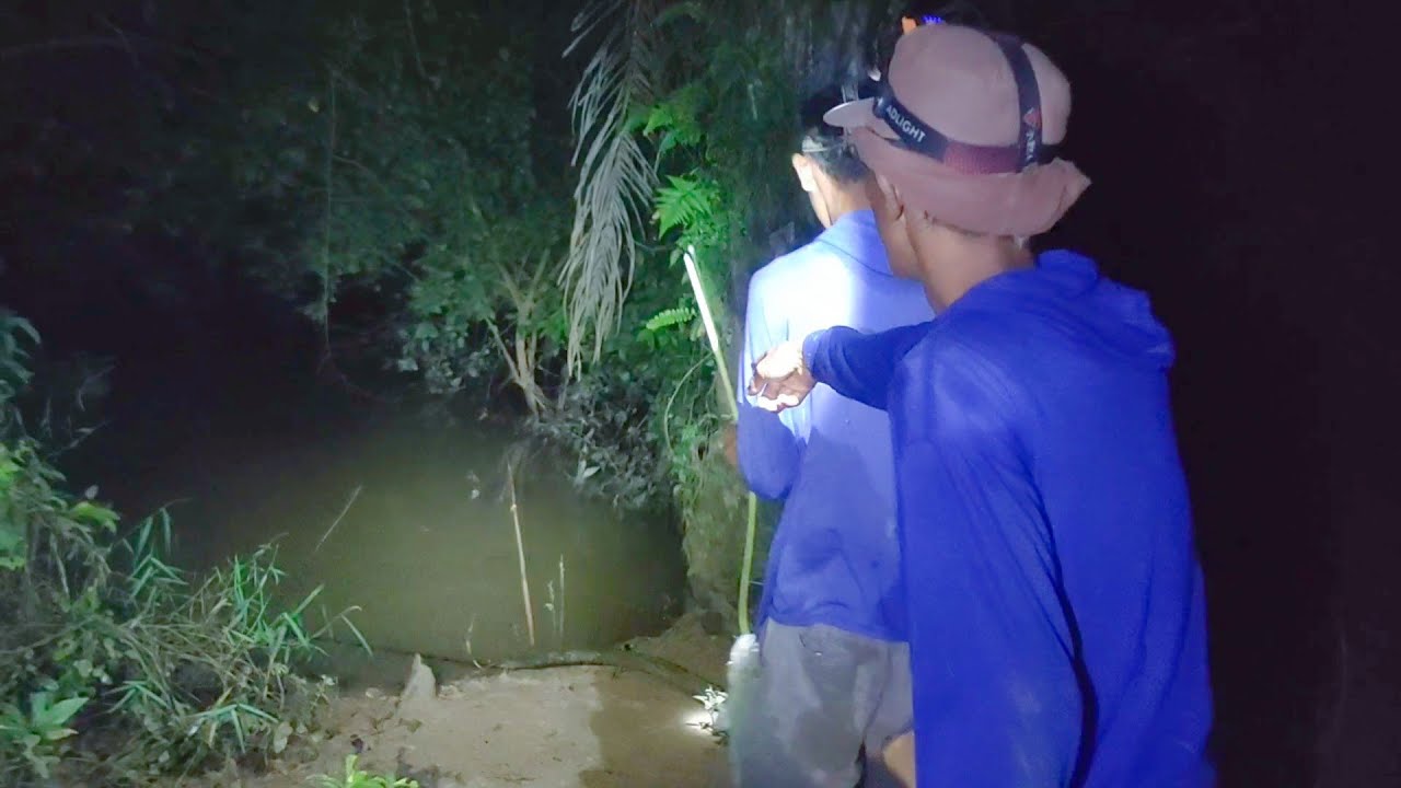 KEDUA PEMANCING INI PANIK..!! MELIHAT MONSTER PENUNGGU SUNGAI KELUAR DARI SARANG