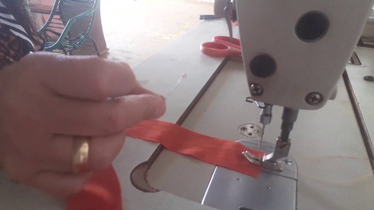 franzir um tecido  sem calcador próprio usando alfinetes de costuras.
