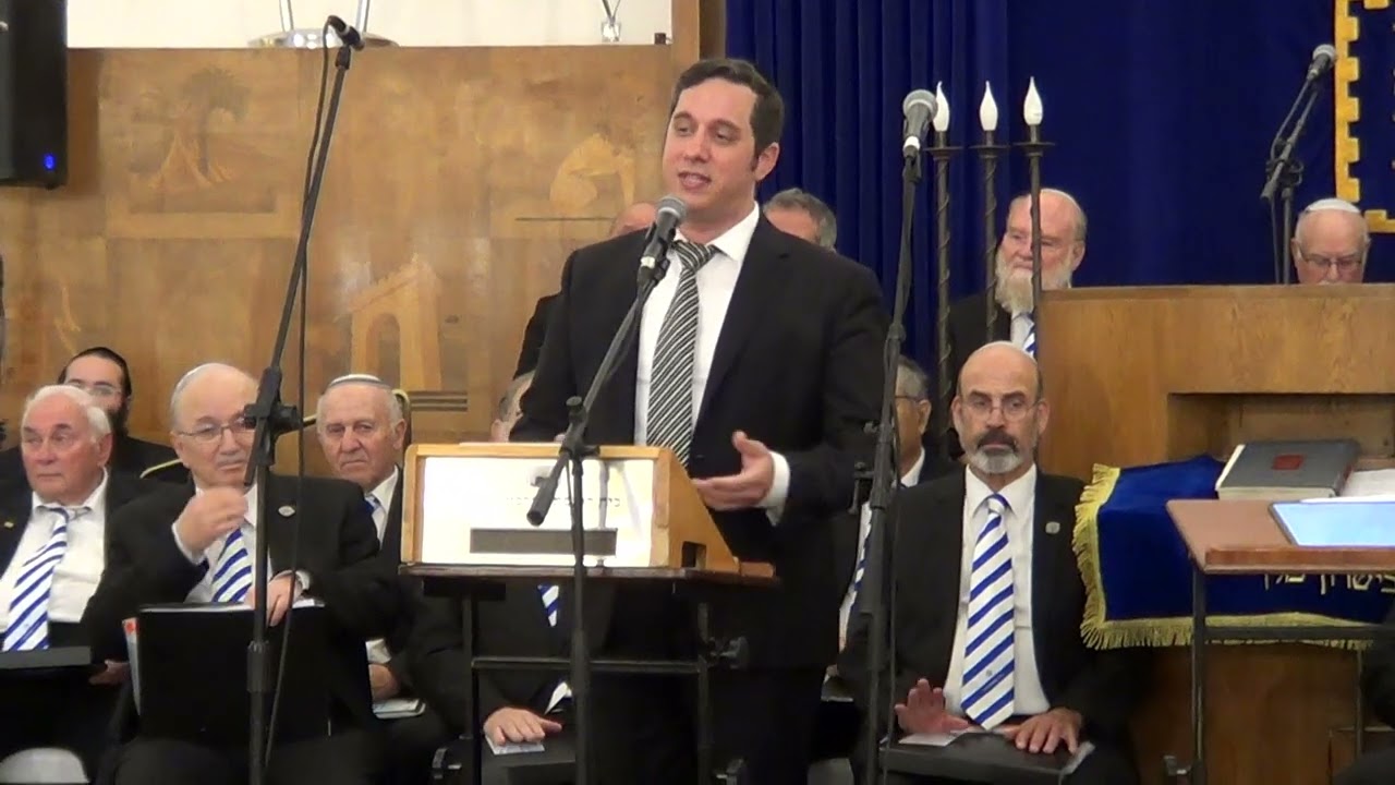 החזן הראשי של בית הכנסת ישורון ניסים סאאל 