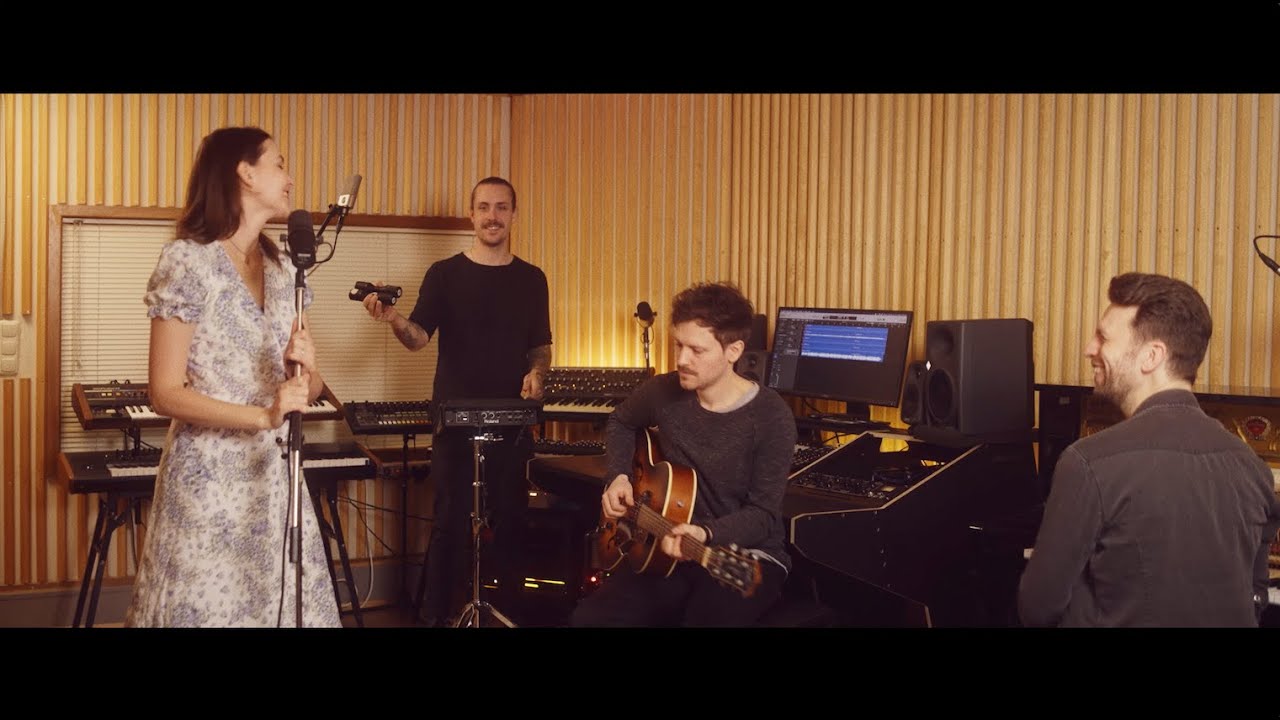 Emma Longard - Born Today (106hz Studios Live Session)