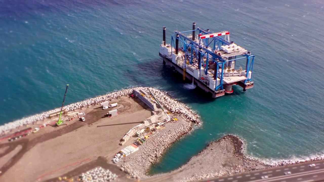 Pose de la 1ère pile du Viaduc du Littoral et arrivée du lanceur