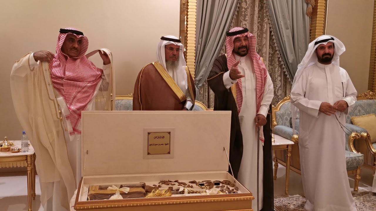 الشيخ فهد بن قروش العجمي يرفع البيضاء للقبيلة آل مخلص بعد نهايه الجيره